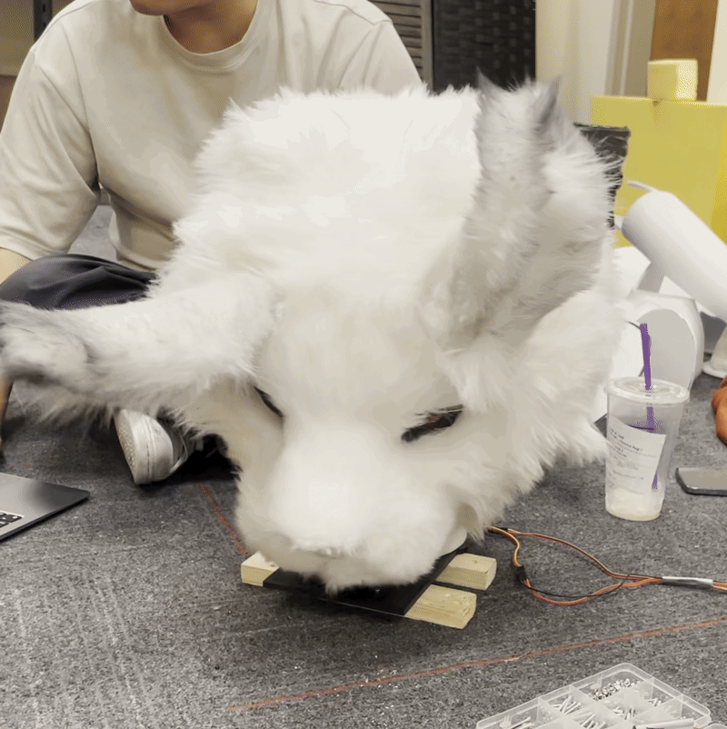 Omu's mechanical head moving during a fabrication test